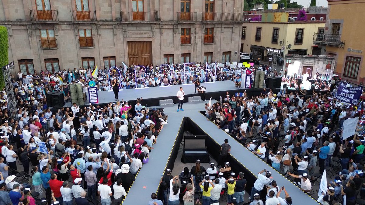 FeliFerMacias's tweet photo. Cerramos con todo este primer día de campaña frente al Palacio Municipal.

Voy a recorrer con ustedes cada rincón de esta ciudad, escucharlos, proponerles nuevas ideas, pero sobre todo, a trabajar con cada uno para que juntos construyamos el mejor Querétaro.

#OrdenYRumbo https://t.co/o6CosUm1Ng