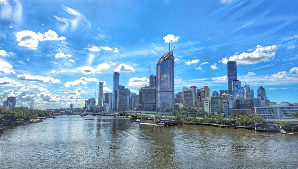 Grabbed this shot of the #Brisbane city skyline and @QUT Gardens Point Campus looking 🔥 this week in the Autumn sun.