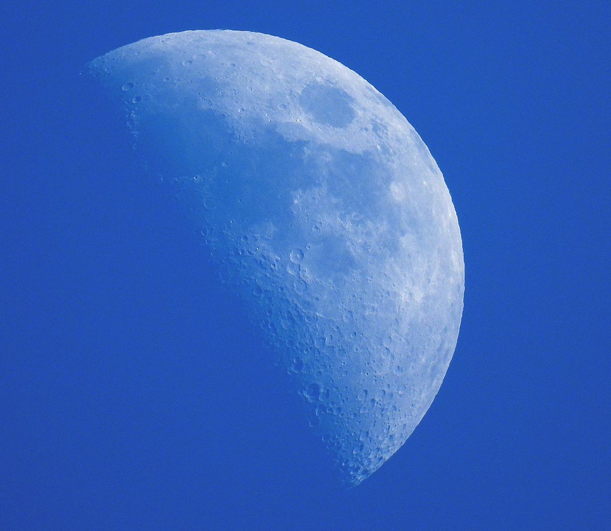 Good morning everyone, Had a clear evening yesterday to try out the Moon mode on the Nokia P950 bridge camera. Photo on the right was at 2000mm. #goodmorning #moon #moonphotography #moonshot #NokiaP950