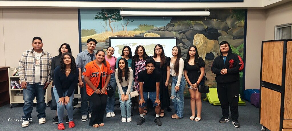 Ms_Ferrera's tweet photo. Happy Retirement @ChabeCrasto!!! It warms my heart to see how many of your former Kindergarteners came out to show their love for you! You truly made a long lasting impact on them! ❤️ @MRobinsonElem @CyFairISD #MRobPRIDE https://t.co/crm5MSKKmR