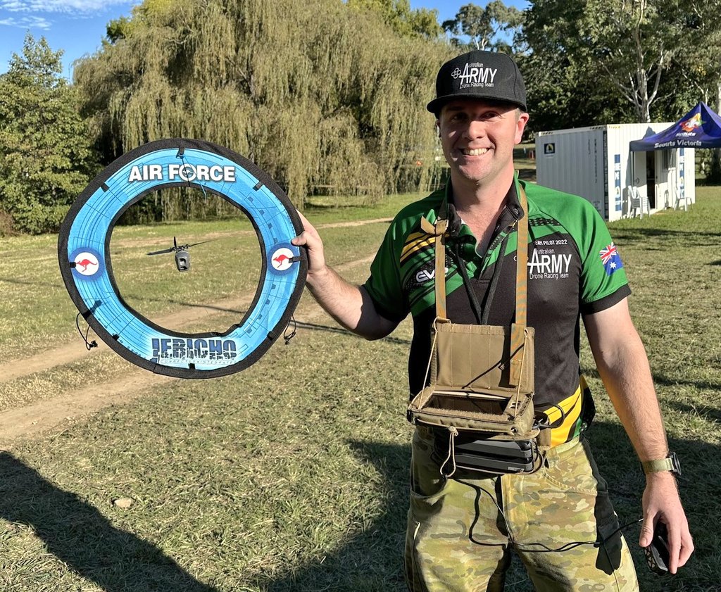 Day 2 out and about with the Scouts; at the Governor General's Scout Camp: Great work from @AustralianArmy #DroneRacing pilot and #BlackHornet operator #Flaps to inspire these great 🇦🇺 #STEM'ers!
#SendIt!
@ChiefAusArmy @DefenceAust