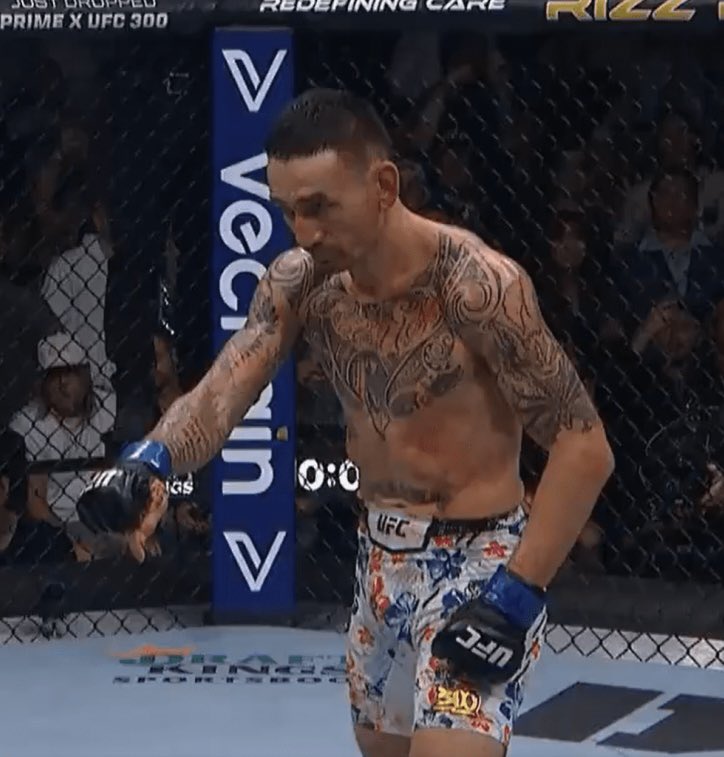 gersonsux's tweet photo. @moicanoufc What you doing if max does this to you in the octagon? 😆 https://t.co/Rs42as68dG