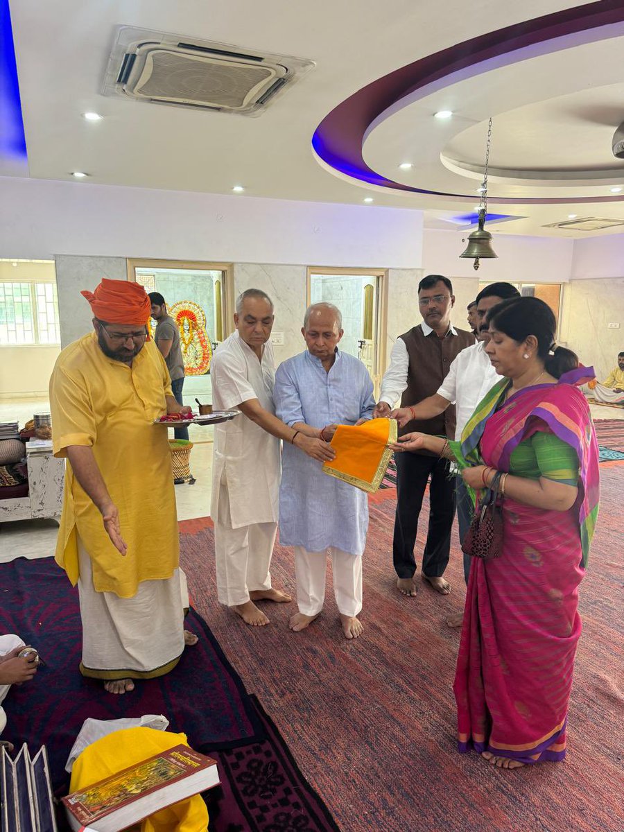 drusawasthi's tweet photo. आज महा अष्टमी के पावन दिन की शुरूवात गुरूग्राम में स्थित इफको कालोनी के शिव कल्याण मंदिर में नवरात्र के पवित्र अवसर पर अखंड रामायण पाठ से हुई। भगवान का आशीर्वाद लिया गया। ईश्वर सभी को ख़ुश रखे। जय श्रीराम। जय माता दी। https://t.co/RXfa7mIwM6