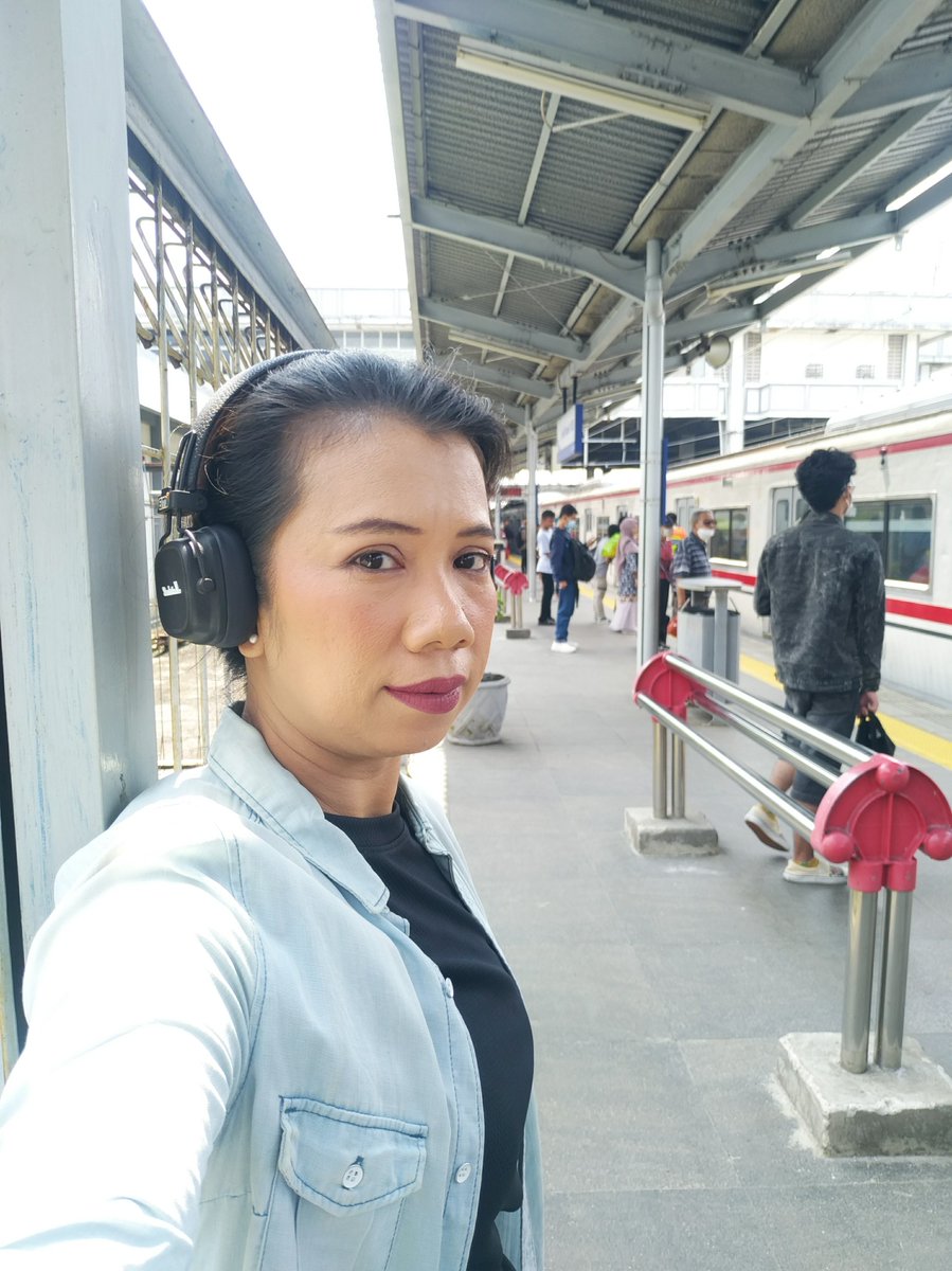 khoisa's tweet photo. Hasil jepretan kamera depan hp android yang rilis di Indonesia Oktober 2017. Masih oke kan? 😎 https://t.co/ZeLnAAj28N