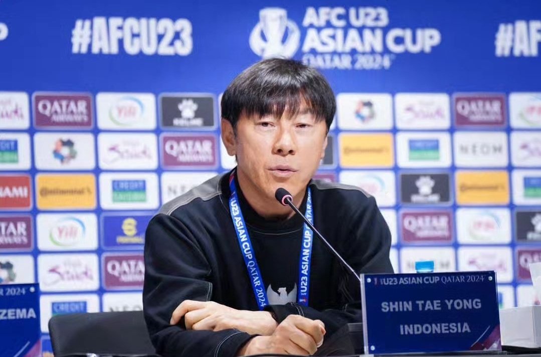 idextratime's tweet photo. STY : Ini sebuah pertunjukan komedi 🤡

🗣️"Selamat untuk Qatar. Para pemain sudah berusaha menampilkan permainan yang terbaik, apalagi kita kalah jumlah pemain dan tidak mudah menyerah. Tetapi banyak keputusan wasit di sepanjang pertandingan, kalau kalian melihatnya, itu bukan pertandingan sepak bola, ini sebuah pertunjukan komedi dan sangat berlebihan,”

🗣️“Saya tidak bisa mengatakan apa pun tentang pemain yang kena kartu merah, saya kehabisan kata-kata. Sepak bola tidak seharusnya dimainkan seperti ini. Kartu merah pertama kami, tidak ada kontak sama sekali. Mengapa mereka tidak memakai VAR dalam situasi seperti ini?”

🗣️“Fans menyaksikan pertandingan ini melalui televisi. Jika Anda memakai wasit seperti ini, kalau di Indonesia, itu akan dianggap Anda ingin membuat lelucon. Pelatih juga punya mata, melihat dari bench sepanjang pertandingan,”

🗣️"Kemarin satu hari sebelum pertandingan saat melakukan sesi familiarization di stadion, kami hanya membutuhkan tujuh menit perjalanan dari hotel ke stadion via bus. Namun, tadi perjalanan mencapai 25 menit untuk ke stadion,"

- Shin Tae-Yong seusai laga

📝 @tempodotco