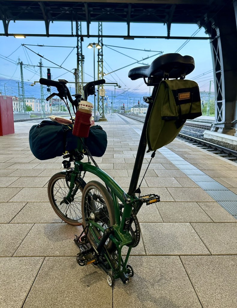 Waiting for an early train 🚂 to #Toulouse for #SynCell2024 🦠…Can’t wait!! @BCUBE_TUDresden @BromptonBicycle @flyingless