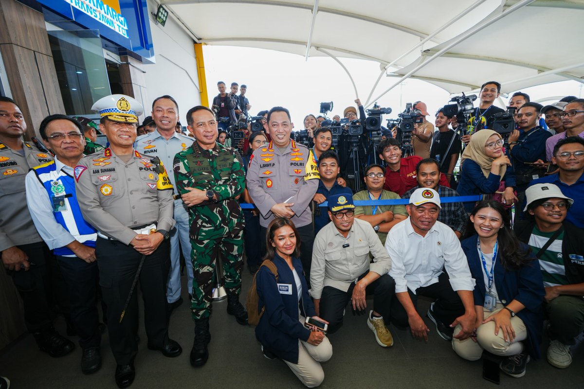 Panglima TNI bersama  Menko PMK, Menteri Perhubungan dan Kapolri meninjau pelaksanaan arus balik Lebaran 1445 H/2024 di GT Cikarang Utama KM 70, Senin (15/4/2024).

👉tni.mil.id/view-239694-pa…

#tniprima
#profesional
#responsif
#integratif
#modern
#adaptif