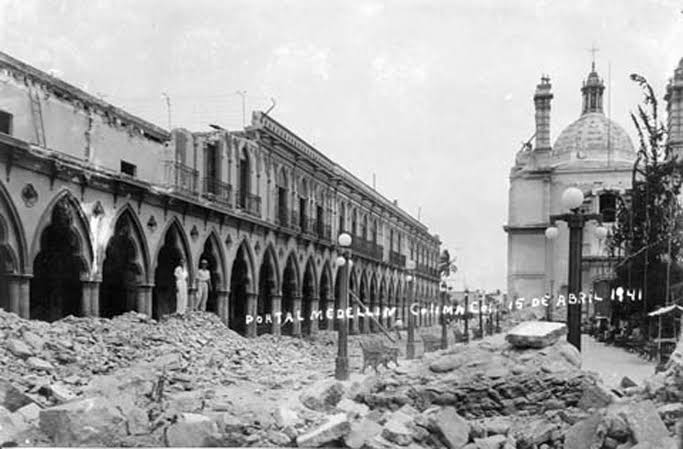 AlMaXx8017's tweet photo. 💢#Efeméride 
📅Abr 15, 1941 ❱ 13:09 ❰ GMT-6

Varios poblados de gran parte del Occidente Mexicano (peor golpeado: #Colima) se tiñen de polvadera por un #terremoto Ms=7.7 cerca de #Coalcomán, 🇲🇽#Michoacán a ⏬️35km prof. 90 muertos. Evento similar al 19/Sep/2022 [7.7Mw]. https://t.co/u7pxNH0cJI
