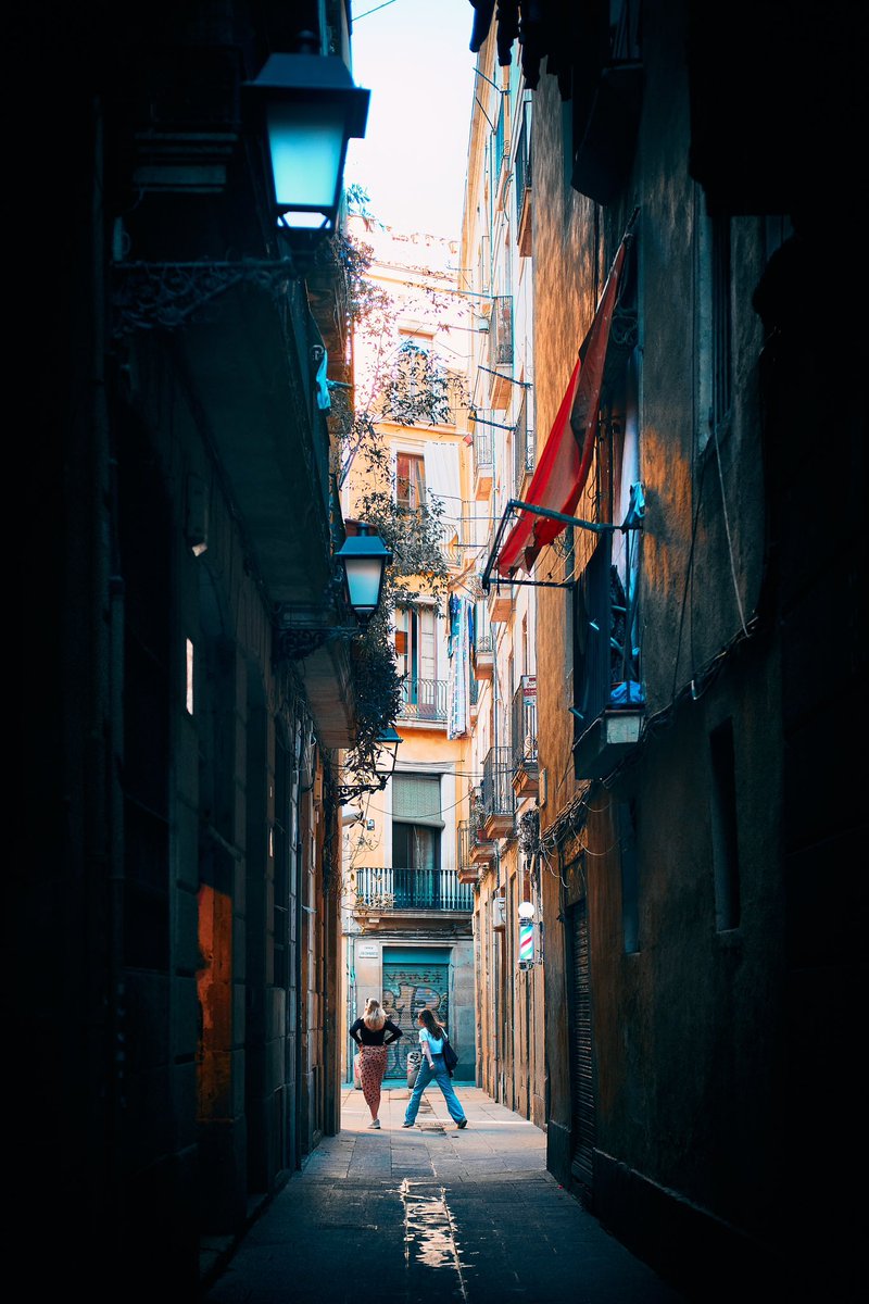 Stride to avoid a puddle 📸 Fujifilm X-T4 📷 Fujinon XF 35mm F2 R WR ⚙️ ISO 160 - f/2.0 - Shutter 1/320 #Barcelona #storytelling #StreetPhotography #photography