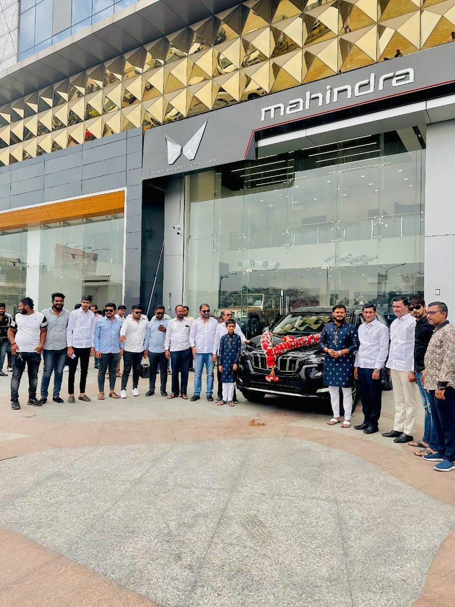 श्री अमित सातकर यांनी नवीन Mahindra XUV700 गाडी घेतल्याबद्दल त्यांचे अभिनंदन करून शुभेच्छा दिल्या.