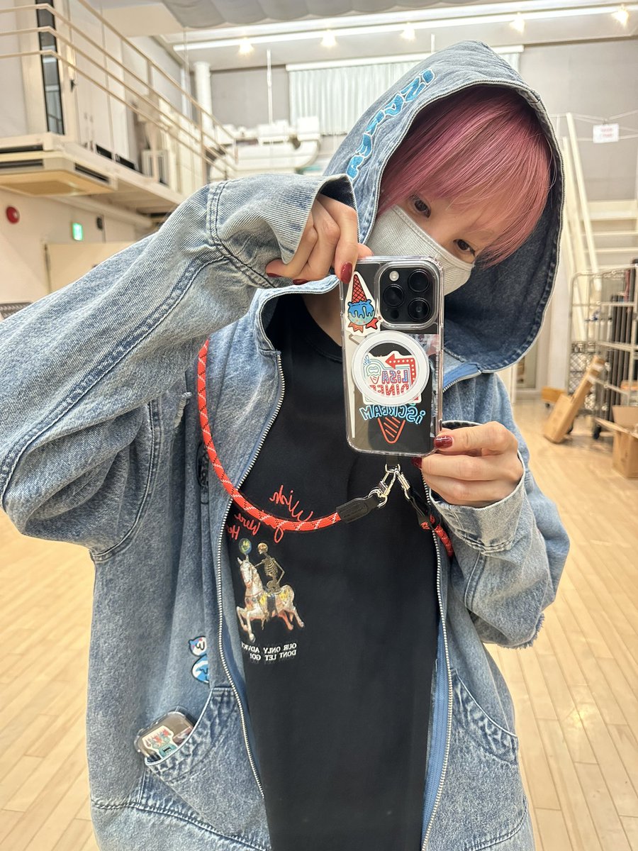 スマホストラップはなんとなんと、カメラにも付けられます
