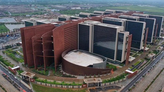 IndianTechGuide's tweet photo. 🚨 The world's largest building, Surat Diamond Bourse (SDB), management began a drive to convince traders to shift their businesses to the SDB, as it is getting labeled as a “ghost building.” https://t.co/dkFMhwZfZB