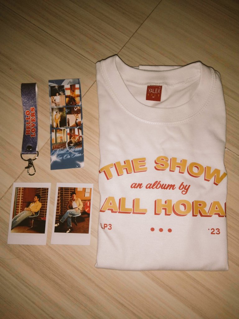 iam_tineee's tweet photo. Late post, order received nung April 7 pa hehe. Thank youuu @CBandmerchph sa pa freebies ❤❤ https://t.co/gKbGu3oSvt