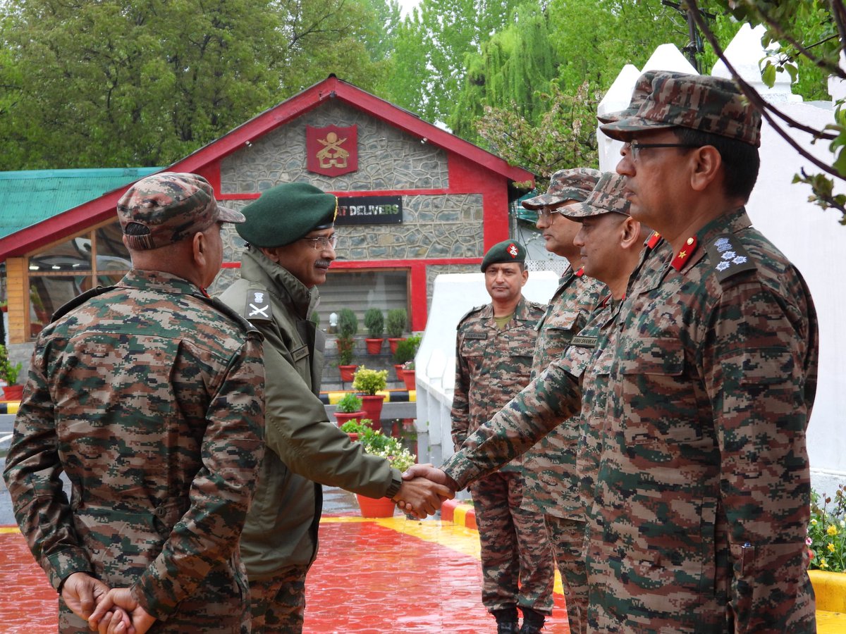 #LtGenMVSuchindraKumar, #ArmyCdrNC  visited #KiloForce Headquarter to review the prevalent security situation. He was briefed on the #CT grid & operational preparedness. 
#progressingJK#NashaMuktJK #VeeronKiBhoomi #BadltaJK #Agnipath #Agniveer #Agnipathscheme #earthquake