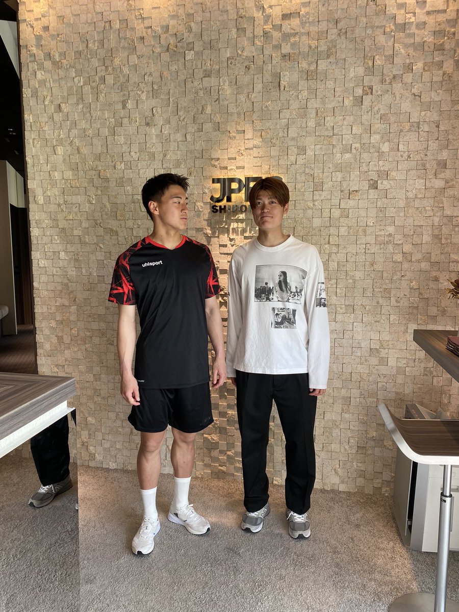 JPECMASAFUMI's tweet photo. カターレ富山GK田川選手とMF安光選手
偶然鉢合わせ、、富山のGKコーチの飯高さんも以前権田、高丘、ポープ選手の動きが明らかに違う事に気が付かれてから体験に来て頂き試合前のアップなどでもクアトロコア®︎を取り入れてもらってるとの事、、知らないところでクアトロが繋がる話は最高です
@tomoki_tagawa 
@showsak_777