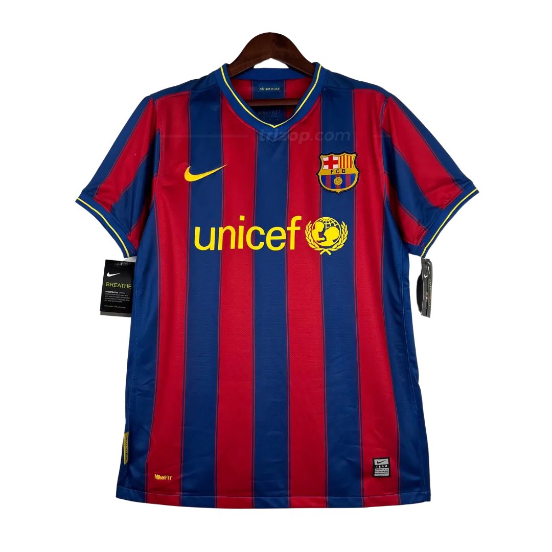 ahmed_062's tweet photo. @2m7k23 @nadjib__fcb اكتملت السداسيه التاريخيه  بالطقم هذا،،
انا أتكلم عن طقم موسم 2008-2009 اللي انتهى بثلاثيه تاريخيه https://t.co/efyUY7WttD