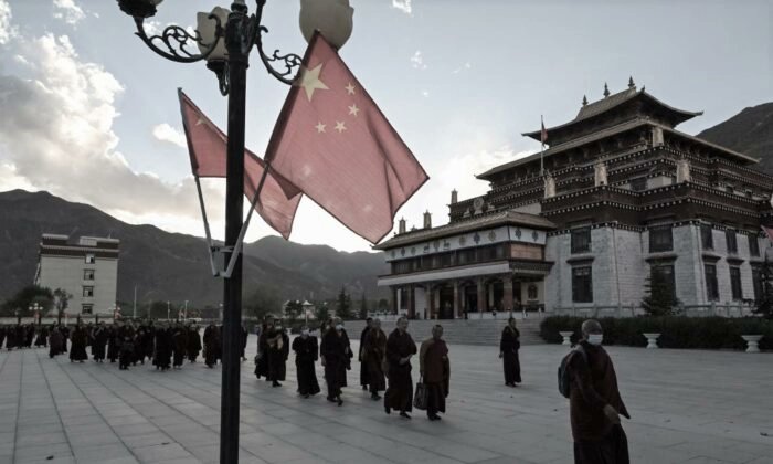 Chinese Police Suppress Lhasa College Students Protest And Kill 20 Students! theepochtimes.com/china/police-s… #China #Tibet @SolomonYue
