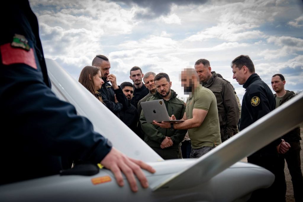 Ukrayna Devlet Başkanı Zelensky'ye Ukrayna üretimi yeni bir drone tanıtıldı. Rus üretimi Lancet'e benzeyen drone X formunda. Bazı özellikleri; - 100+ km derinlikteki hedefleri vurabiliyor. - Hedefi dik açıyla vurabilme. - Kara ve Hava hedeflerini vurabilme. - Elektrikli motora…