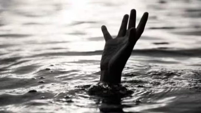 A boat with 10 to 12 #SchoolStudents overturned in #Srinagar's River #Jhelum. Several of the passengers were feared to have drowned.