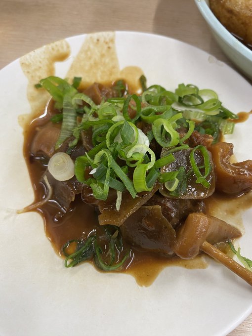 なんで大瓶が550円なの？？ 安すぎじゃないか？？ たくさん食べても飲んでも1万円に届きません。。。胃袋はち切れそう！  最高！！🍺 https://t.co/E0BYeQq0ku