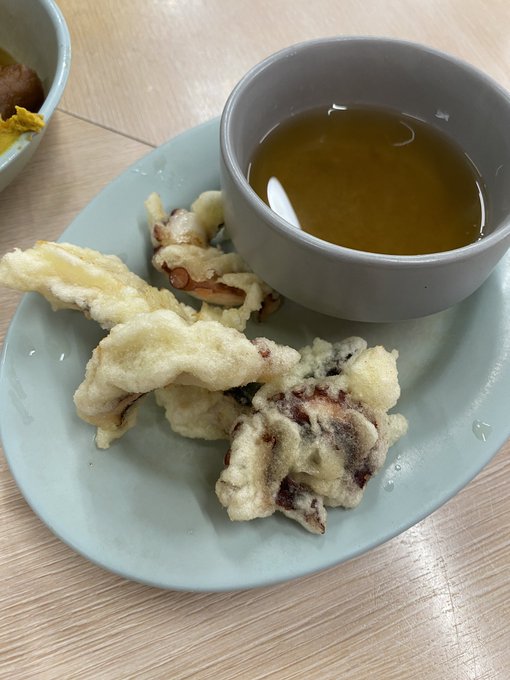 なんで大瓶が550円なの？？ 安すぎじゃないか？？ たくさん食べても飲んでも1万円に届きません。。。胃袋はち切れそう！  最高！！🍺 https://t.co/E0BYeQq0ku