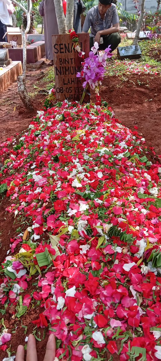 RamaCrd's tweet photo. Pada akhirnya perpisahan itu tiba juga ya mak pas kita semua lagi kumpul lebaran buat nengokin emak, eh emak malah pergi. Alhamdulillah ama bisa naro emak dan adzanin emak di peristirahatan terakhir, insyaAllah kita ketemu lagi di jannahnya Allah. Aamiin https://t.co/KCnezekc0a