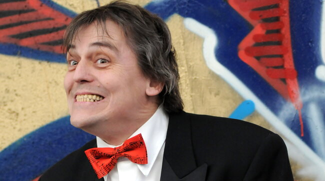 16/04/1954.
Oggi avrebbe compiuto gli anni Roberto "Freak" Antoni.
Nato a Bologna. Libero pensatore, musicista, comico, scrittore.
"Ma ho fatto anche cose buone" avrebbe aggiunto lui.
È venuto a mancare (sempre a Bologna, per coerenza) nel 2014.
Ci manca.
Tantissimo.
#FreakAntoni