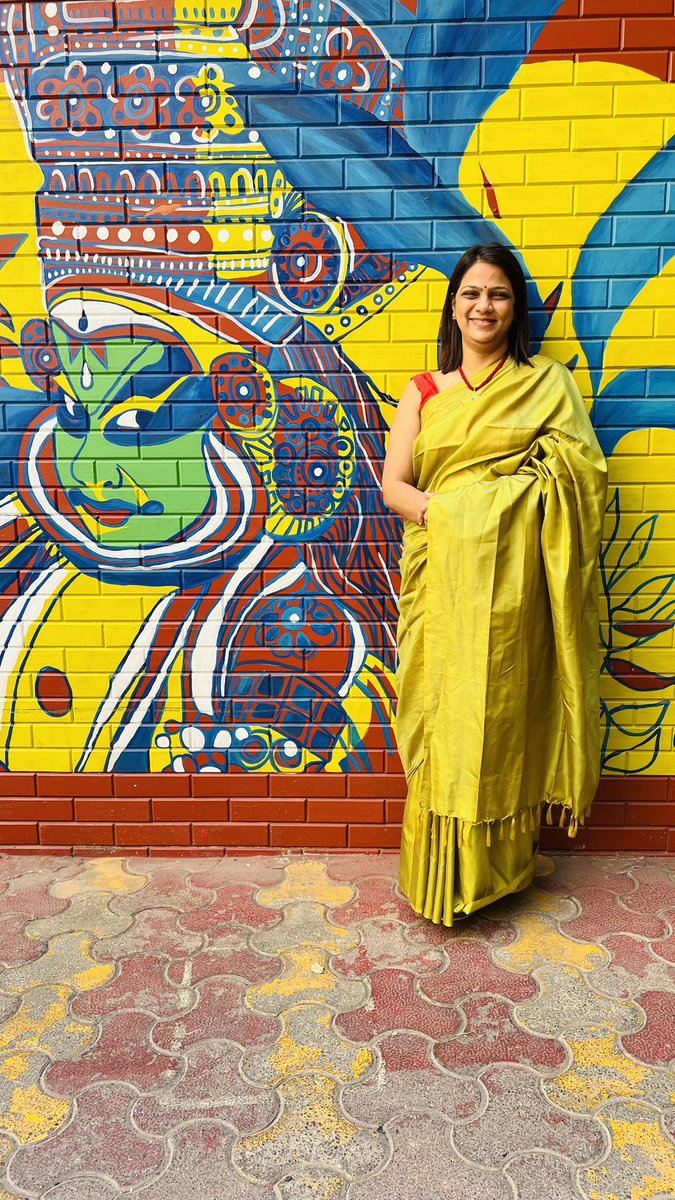 When you blend with the wall! 😜 

#throwback #sareelove #saree #sareenotsorry #loveforsaree #gift