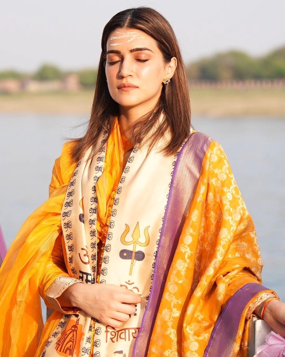#KritiSanon shares glimpses of her visit to Kashi with #RanveerSingh and #ManishMalhotra.☀️