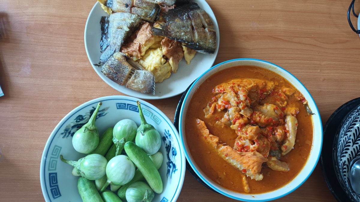 Homecooked lunch today.

Kaeng Som salmon, omelette, fried gourami fish with some veggies on the side 🌶🌶🌶👍🏻

#Thaifood