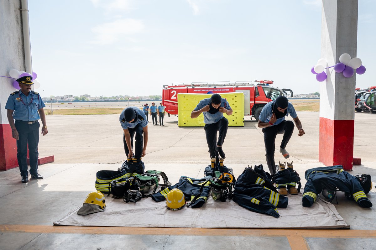 #AhmedabadAirport honoured the bravery and dedication of firefighters by celebrating #NationalFireServiceWeek at the ARFF station. The week commenced with a parade and a moment of silence to pay tribute to the heroes.

(1/2)
