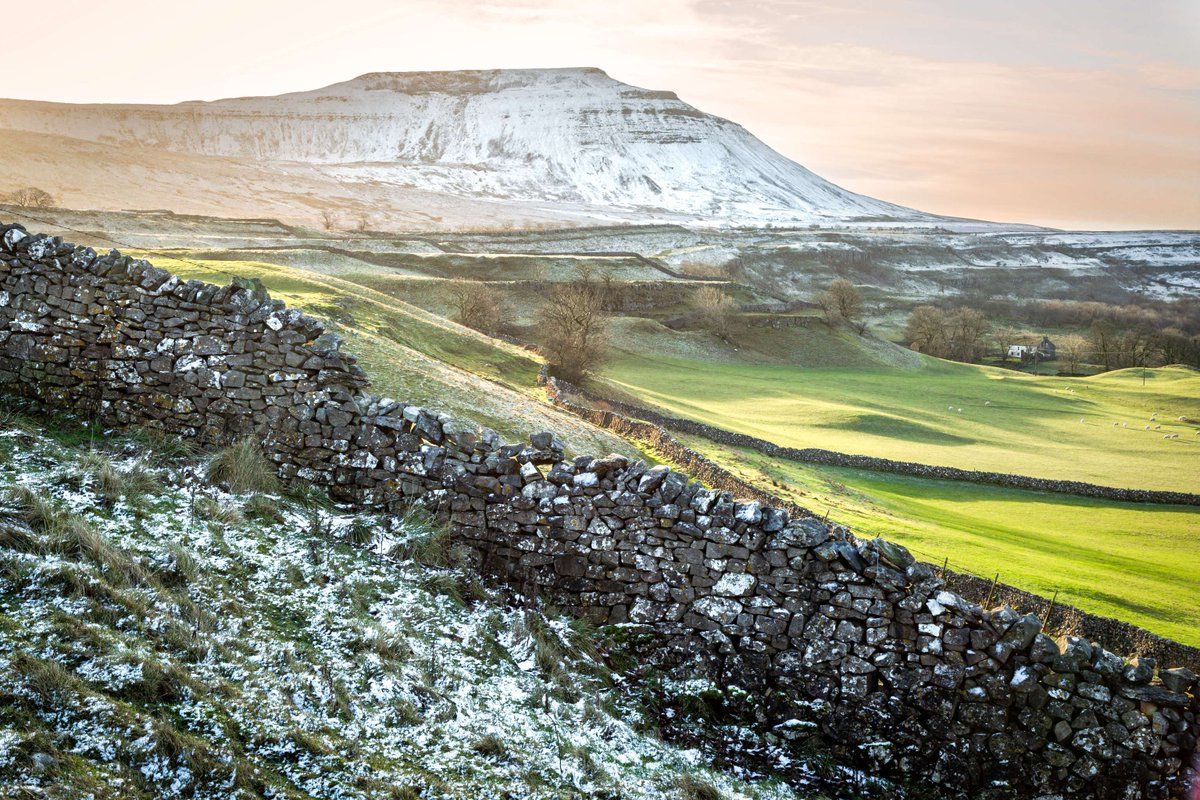 Snow fell on the #Yorkshire #Three Peaks tops yesterday; it really was a case of four seasons in one day! ❄️ Reminded us of similar conditions in #Ribblesdale a year or so back. This was an early morning photograph of #Ingleborough 🥶 📸 Wendy McDonnell I #YorkshireDales