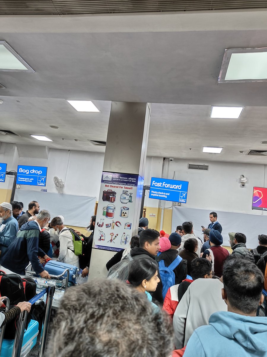 KhalyedBeigh's tweet photo. Worst management @IndiGo6E . Standing in queue for almost an hour in Sringar Airport. Delhi Metro Station or Railway Station has much better management than Sringar Airport.

#IndiGo #SrinagarAirport #Delhimetro #Indigoaflights #vistara #airindia https://t.co/idxE6ACeFA