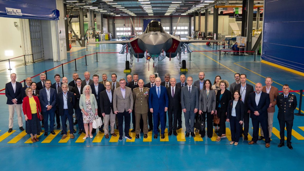 NATO vēstniekiem, apmeklējot 5.paaudzes daudzuzdevumu kaujas lidmašīnas F-35 ražotni un testu centru #Camari , bija iespēja pārliecināties par #Itālijas un citu #NATO sabiedroto ieguldījumu nodrošinot alianses aizsardzības spējas gaisa telpā.