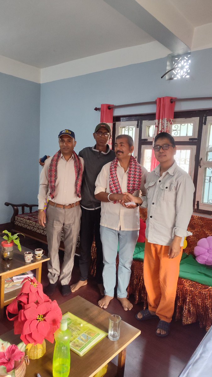नेकपा एमालेका सदस्य डिल्लीराम खरेल र श्याम बराललाई राप्रपामा स्वागत गर्दै.... थोपाथोपा मिलाएर सागर बनाउने अभियानमा।