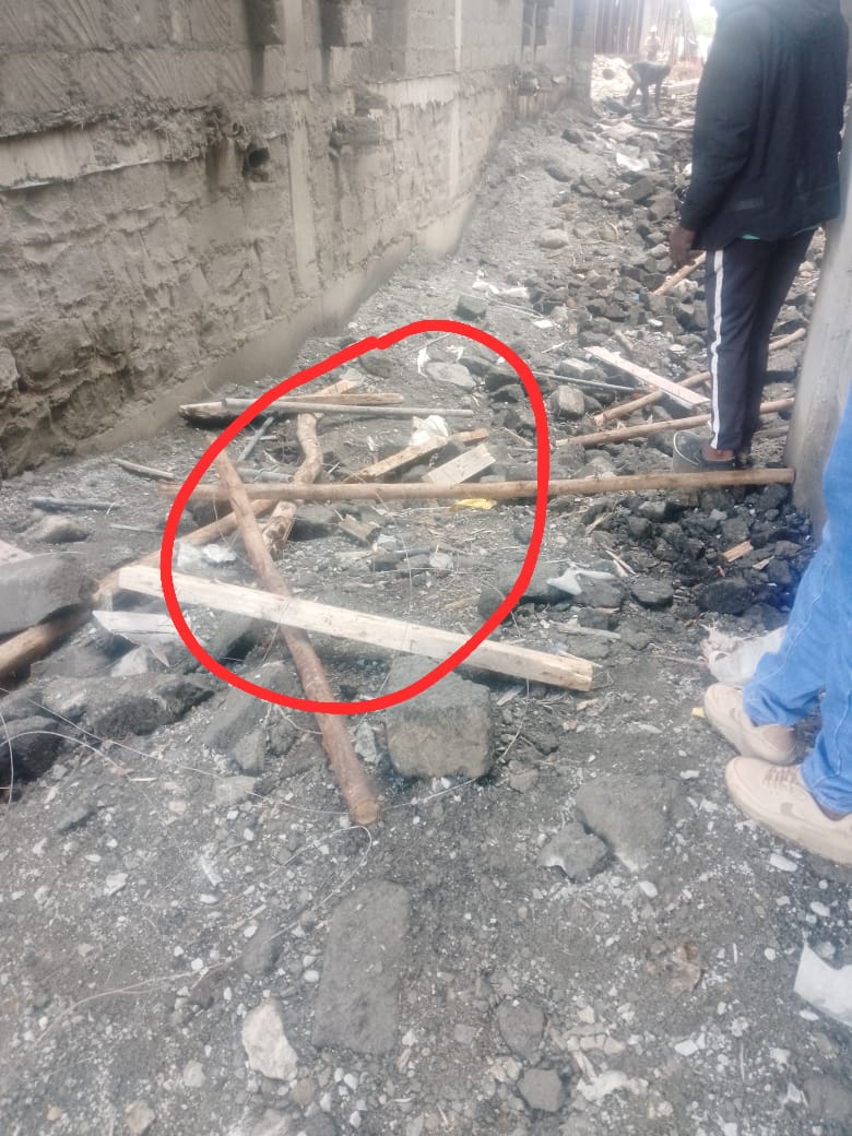 Man falls to death while working on the construction of #AffordableHouse 10th floor. 23 year old Evans hails from Mukuru Kwa Ruben. His body is currently lying at KNH Mortuary. #Brekko Are those working in the project insured? What should the government do in this situation?