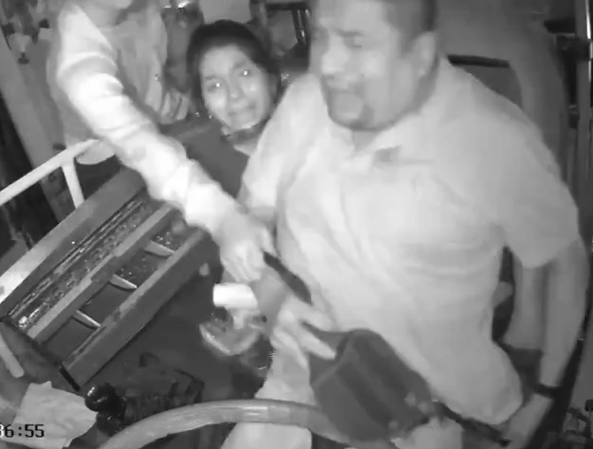 lahistoriaec's tweet photo. Criminales despiadados. Chofer de bus de la línea 45 fue asesinado por intentar cuidar lo ganado en el día. Los ladrones no tuvieron reparo en dispararle. #Guayaquil Vía @Blankimonki https://t.co/ZFAGGqRHT7