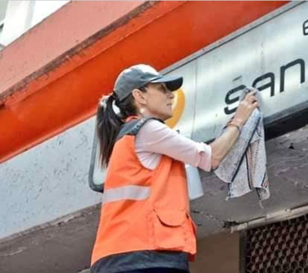Hoy fue un día particularmente cansado.

Salí de mi casa a las 7 am y apenas voy regresando.

Una jornada laboral de casi el doble de lo permitido legalmente, sumada a la temperatura más alta registrada en la Ciudad de México.

La línea 7 del metro, la más profunda del sistema y