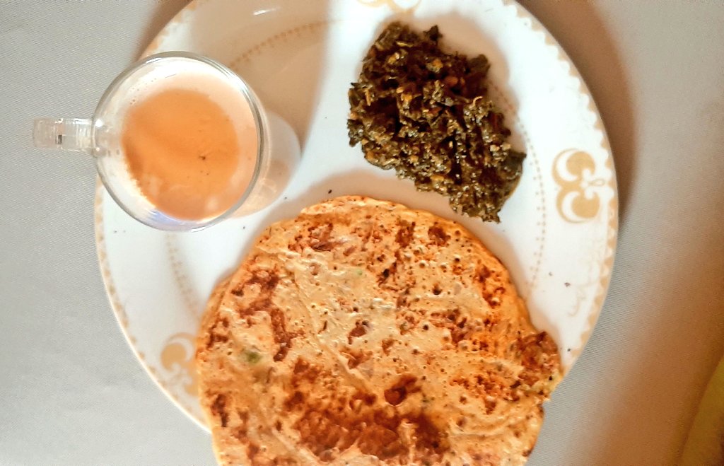 Protein rich besan chila chapati with some spinach and suger free chai. 
#healthydiet #breakfast