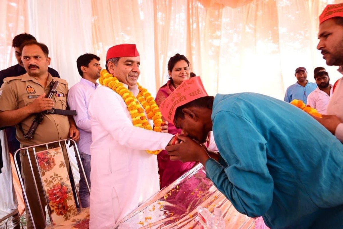 yadavmayanksp's tweet image. थाम के हाथ चूम लिया उसने 
उसको मालूम था उसका रहबर कौन हैं ।।

आज़मगढ़ से ललकार हैं 
अबकी बार जीत तीन लाख के पार हैं ।

#Azamgarh #dharmendrayadav Dharmendra Yadav