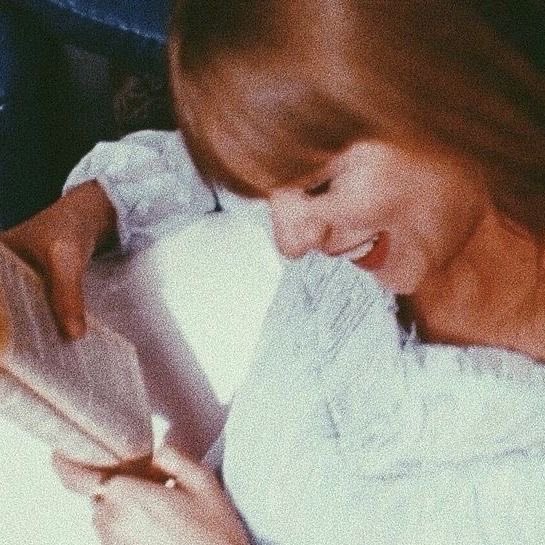 prettybabyaddy's tweet photo. In honour of #TSTTPD releasing on Friday, here’s a thread of books that Taylor has mentioned or referenced previously 🤍🪶📚 https://t.co/QicEu6ZKWI