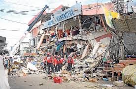 MashiRafael's tweet photo. Hace 8 años me tocó enfrentar una de las experiencias más  duras de mi vida: el terremoto en Manabí y Esmeraldas.
Dentro del dolor, el país respondió extraordinariamente bien, con todas las capacidades  acumuladas en 9 años de Gobierno: desde los puentes y caminos hasta los servicios de salud.
Vi actos de impresionante patriotismo, como maestros cuidando su escuelita derrumbada o trabajadores arreglando el tendido eléctrico pese a tener sus propias casas destruidas. 
¡Ni qué decir de manabitas y esmeraldeños, que nos daban muestras de optimismo y valentía!
También tuve un equipo humano extraordinario, liderado por el vicepresidente Jorge Glas.
Mi abrazo solidario a todas las familias que perdieron un ser querido. Lloré con muchos de ellos.
Las toneladas de infamias de los de siempre no podrán borrar la historia que, pese a la desolación, escribimos juntos y asombró al mundo. 
ESE es el verdadero Ecuador✊🏽
¡Hasta la victoria siempre!