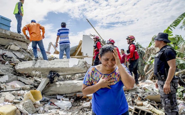MashiRafael's tweet photo. Hace 8 años me tocó enfrentar una de las experiencias más  duras de mi vida: el terremoto en Manabí y Esmeraldas.
Dentro del dolor, el país respondió extraordinariamente bien, con todas las capacidades  acumuladas en 9 años de Gobierno: desde los puentes y caminos hasta los servicios de salud.
Vi actos de impresionante patriotismo, como maestros cuidando su escuelita derrumbada o trabajadores arreglando el tendido eléctrico pese a tener sus propias casas destruidas. 
¡Ni qué decir de manabitas y esmeraldeños, que nos daban muestras de optimismo y valentía!
También tuve un equipo humano extraordinario, liderado por el vicepresidente Jorge Glas.
Mi abrazo solidario a todas las familias que perdieron un ser querido. Lloré con muchos de ellos.
Las toneladas de infamias de los de siempre no podrán borrar la historia que, pese a la desolación, escribimos juntos y asombró al mundo. 
ESE es el verdadero Ecuador✊🏽
¡Hasta la victoria siempre!