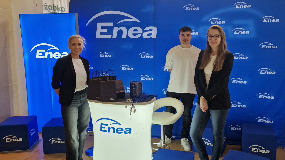 Grupa_Enea's tweet photo. 📸 Na targach #JobSpot @UEwP nasza ekipa: Karolina, Marta i Maciej pokazują #MocWLudziach i zapraszają do programu stażowego "Zainstaluj się w Enei" 💪 Do g. 15 jesteśmy na stoisku #Enea (al. Niepodległości 10, #Poznań) 👋 Widzimy się na #UEwP i tutaj ➡️ https://t.co/4mMHRoMQaq https://t.co/cJQHpPwMdu