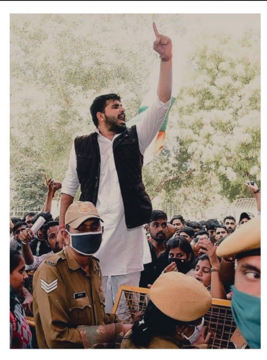 Kapil_Jyani_'s tweet photo. साज़िशें रचकर देख लिया…

षड्यंत्र रचकर देख लिया…

मन ना भरा हो तो गठबंधन करके भी देख लो…

 #आएगा_तो_भाटी_ही https://t.co/m9yFNAHsbY