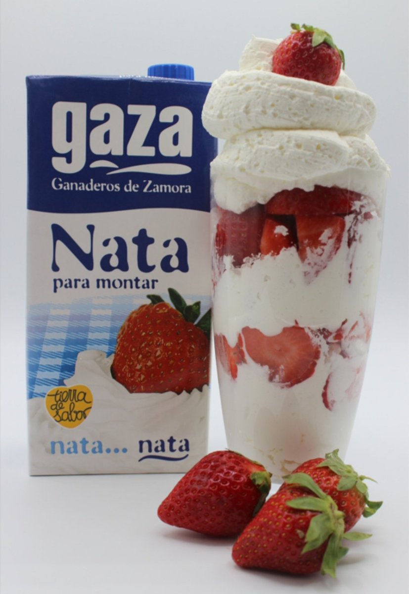 A ti también te encantan las fresas con nata? 😋🍓 prueba nuestra nata para montar y ya no podrás renunciar a este capricho. 
#lechegaza #lecheleche #natagaza