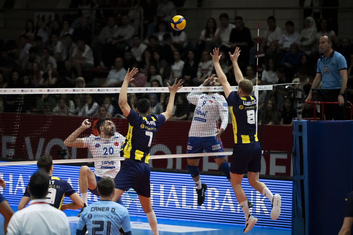 🏐 Voleybol AXA Sigorta Efeler Ligi play-off final serisi üçüncü maçında Halkbank ile Fenerbahçe Parolapara, yarın Ankara'da karşılaşacak. Seride 2-0 önde olan Halkbank, yarınki mücadeleyi kazanması halinde 10. şampiyonluğunu ilan edecek. @HalkbankSK | @FBvoleybol