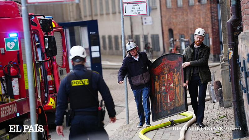 El incendio del edificio de la Bolsa de Copenhague, en imágenes 🔗acortar.link/bUULw4 El histórico chapitel de la Bolsa, con la forma de las colas de cuatro dragones entrelazadas, ha colapsado en torno a las 8.30 a causa de las llamas que envuelven el edificio