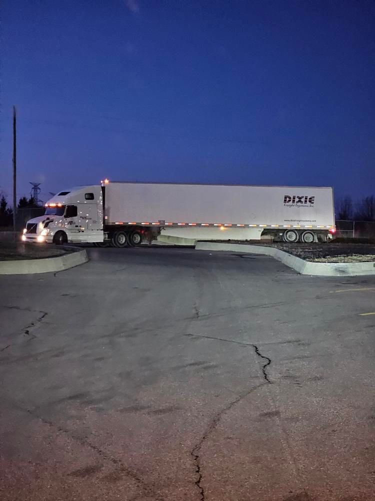 Wrong Turn📍Port Hope OnRoute
.
#hwy401 #porthope #ONHwys #ONRoute #trucking #truckdriver #fail #roadsafety #truckstop