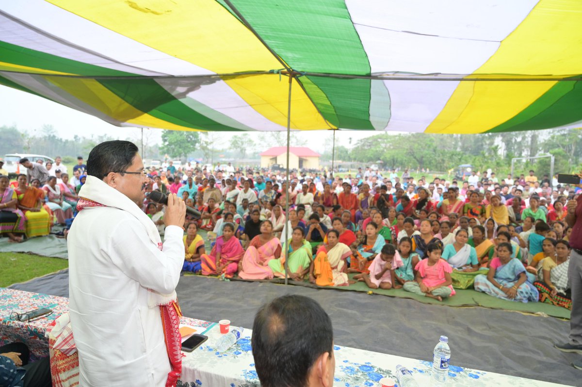 DilipSaikia4Bjp's tweet photo. 'আকৌ এবাৰ মোদী চৰকাৰ'
৪ নং দৰং-ওদালগুৰি লোকসভা সমষ্টিৰ অন্তৰ্গত শান্তিপুৰ খেলপথাৰত আজি নিৰ্বাচনী প্ৰচাৰ চলাই বিজেপি চৰকাৰৰ প্ৰতি ৰাইজৰ অকৃত্ৰিম মৰম স্বচক্ষে প্ৰত্যক্ষ কৰিলোঁ। অসমীয়া নববৰ্ষৰ উজ্জীৱিত পৰিৱেশত চৌদিশে শুনিবলৈ পোৱা গৈছে বিজেপিৰ বিজয়ৰ আগতীয়া ধ্বনি।
#ModiPhirSe https://t.co/2ZtNcADDL6